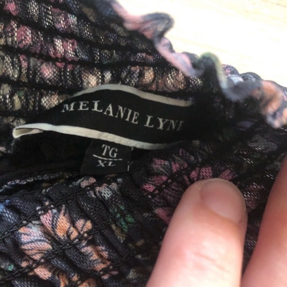 Elegant Floral High-Neck Tank Top - Purple and Black - Picture 3 of 7